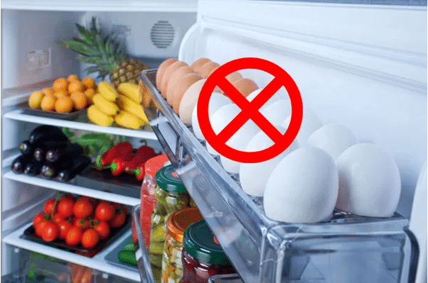 Không nên để trứng ở cánh tủ lạnh vì dễ gây ôi thiu, hư hỏng