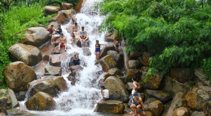 Tắm suối tại khu du lịch Thủy Châu