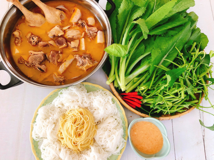 Vịt nấu chao ngon hơn khi ăn kèm với bún