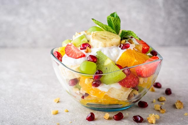 Món Salad kết hợp với trái cây và sữa chua